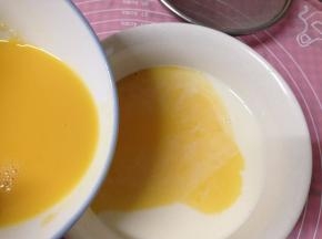 把蛋液倒入牛奶中，加入香草精（2、3滴就行）