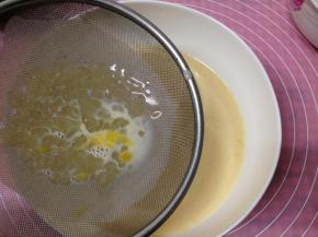 过滤2-3次（这个步骤很重要，把布丁液里 的小气泡筛走，使布丁滑嫩）