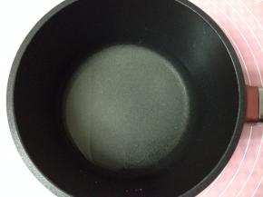 下面来制作焦糖，清水中加入细砂糖