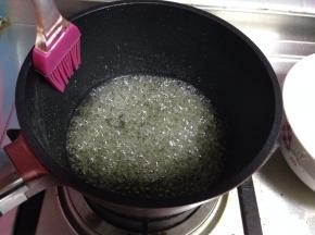 糖水沸腾，继续用中火熬煮（要注意煮的过程中不要搅拌。熬焦糖的时候要避免出现结晶的现象）