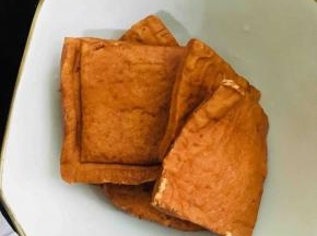 香干洗干净放入碗里备用