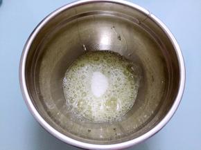 加入白糖（白糖分三次加入），打发至硬性发泡