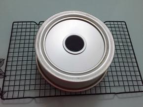 烤好后马上拿出来震一震，然后倒扣在烤网上晾凉后再脱模