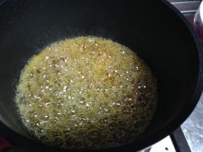 等水分都挥发干以后，糖浆温度升高，开始焦化