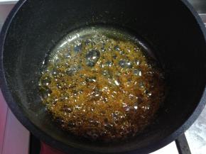 等糖浆煮到浅琥珀色的时候，立即关火，加入热水摇匀