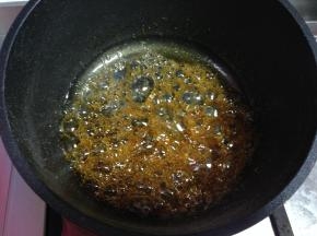 等糖浆煮到浅琥珀色的时候，立即关火，加入热水摇匀