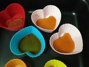 趁热把煮好的焦糖倒入模具，在底部铺有一层即可。（焦糖冷却后会硬化，所以一定要趁热的时候操作，我用的硅胶蛋糕模，如果是布丁模，模具四周要涂黄油