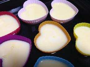 在烤盘里注入热水，高度至少要超过布丁液的一半。