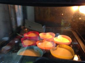 然后把烤盘放入预热好的烤箱、中层，下火170度，上火160度，烤35-45分钟左右