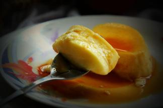 直到布丁液凝固。烤好的布丁冷藏食用味道更佳，食用时倒扣模具轻拍模具即可脱模