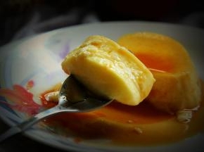 直到布丁液凝固。烤好的布丁冷藏食用味道更佳，食用时倒扣模具轻拍模具即可脱模