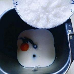 再加入糖，(盐和糖要对角放。)