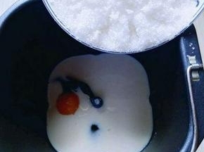 再加入糖，(盐和糖要对角放。)