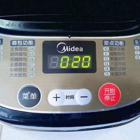 启动面包机，自动揉面20分钟。