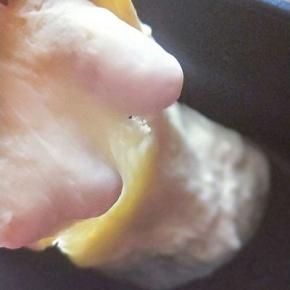 再次启动面包机，自动揉面20分钟。 20分钟后面团已经有了手套膜，这时可以进行发酵。(室温发酵也可以，但是要盖好，保持面团的湿度)