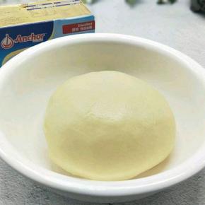 盖上保鲜膜进行基础发酵。