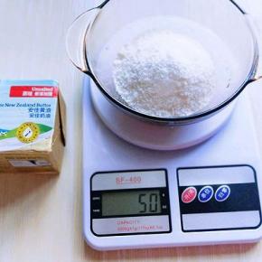 做椰蓉馅，椰蓉称重。