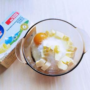 加入白砂糖，鸡蛋，切好的黄油。