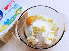 加入白砂糖，鸡蛋，切好的黄油。