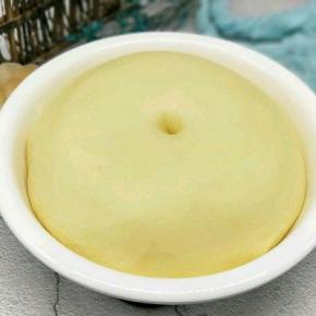 这时面团已经发酵好，是原来的2倍大，用手指摁一下，不回缩即可。