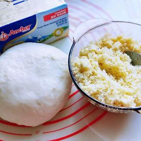 取出面团排气。