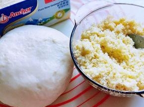 取出面团排气。