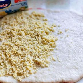 用擀面杖擀长方形，左边三分之一铺上椰蓉馅。如图。