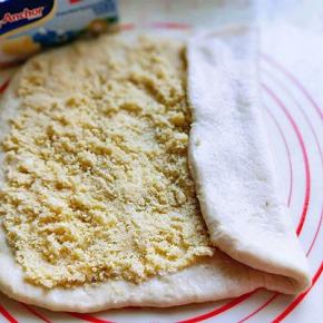 右边的三分之一对折，如图，