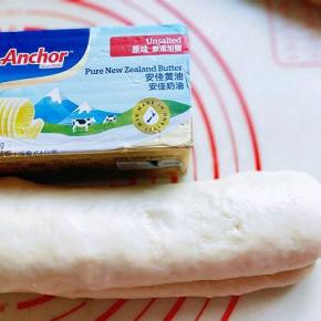 再将三分之一折过去，如图，再用擀面杖擀长方形，再折三折，步骤同上，就是重复一次。