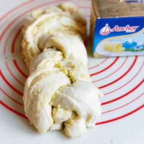 之后再次擀长方形，切出三条，顶部不要切断。编成辫子形状即可，切口尽量朝上，不要编的太紧。