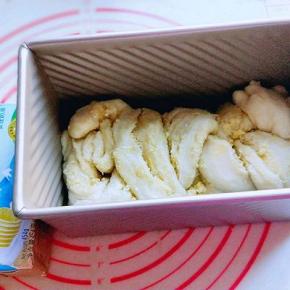 编好收口朝下，放入模具中，入烤箱进行二次发酵。