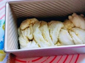 编好收口朝下，放入模具中，入烤箱进行二次发酵。