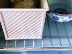 放入烤箱进行二次发酵，天冷放一碗开水，天气较冷，中途水冷了可以换两次水。
