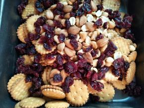 饼干、蔓越莓、熟坚果倒入烤盘