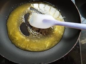 黄油放入平底锅，小火加热融化
