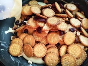把饼干和果脯、坚果倒入锅里