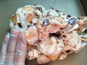 倒入不粘烤盘，带PVC手套操作