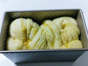 发酵至8分满即可开始烘烤，表面刷上一层薄薄的蛋液，入烤箱下层，170度烤35分钟即可。