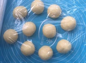 取出排气后分成均匀9个，松弛10分钟