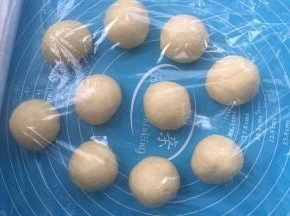 取出排气后分成均匀9个，松弛10分钟