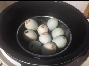 放锅里隔水蒸2小时。