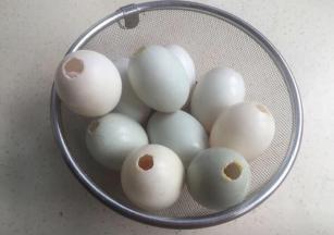 咸鸭蛋瞧一个1厘米直径的洞。倒出蛋白。