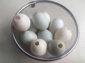 咸鸭蛋瞧一个1厘米直径的洞。倒出蛋白。