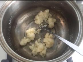 辅料里的油、水、糖放入奶锅煮开，然后倒入低粉快速拌匀关火（低粉都烫到）