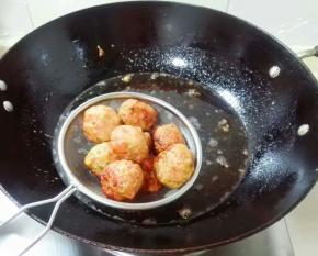 炸至金黄色，捞出来