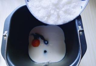 再加入糖，(盐和糖要对角放。)