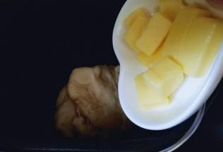 20分钟后面团再扩展阶段，这时加入室温软化的黄油。(室温自然软化即可。)