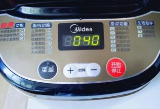 再次启动面包机，自动揉面20分钟。 20分钟后面团已经有了不容易破的手套膜，这时可以进行发酵。(室温发酵也可以，但是要盖好，保持面团的湿度)