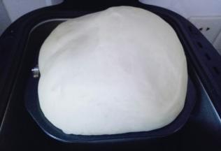 发酵好的面团，时间为90分钟。已经满桶，可以用手指捅一下，不回缩即为发酵完成。