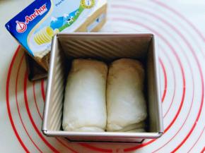 将整形好的吐司胚放水立方模具中， 放入烤箱进行二次发酵。